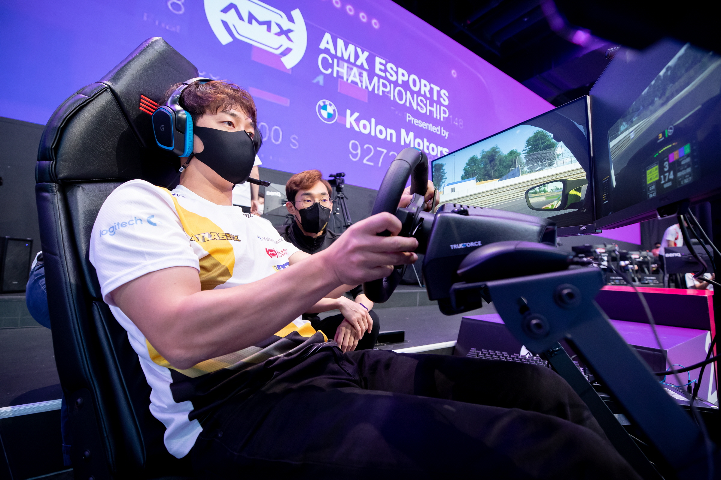 2021 AMX eSports Championship에서 시뮬레이터를 사용하는 참가자